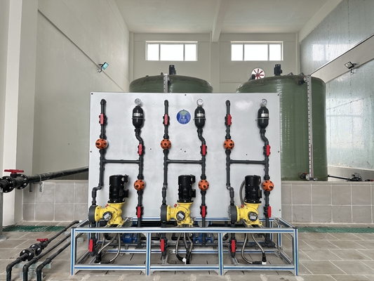 Machine de dosage chimique intégrée pour le traitement de l'eau rationalisée avec PAC KMnO4 Polymère